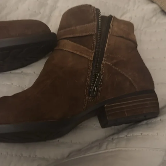 Born booties in great condition. Worn maybe once - Picture 7 of 8